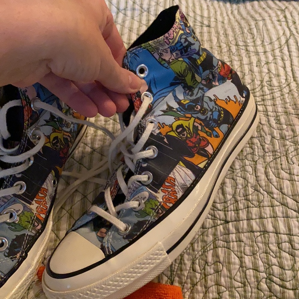 Converse women’s 8/ men’s 6.